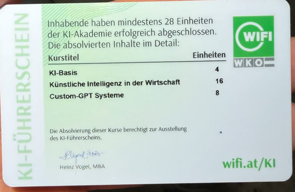 KI-Führerschein Rückseite: 28 absolvierte Einheiten der KI-Akademie — KI-Basis, Künstliche Intelligenz in der Wirtschaft, Custom-GPT Systeme